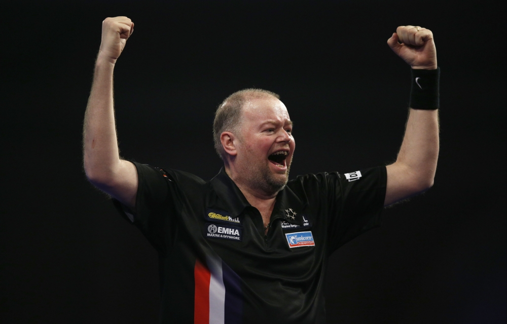 Van Barneveld juicht na afloop na de zege op Van Gerwen. (PRO SHOTS/Action Images)