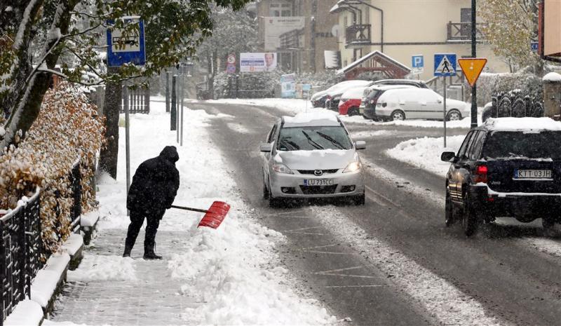 Winter eist tientallen levens in Polen