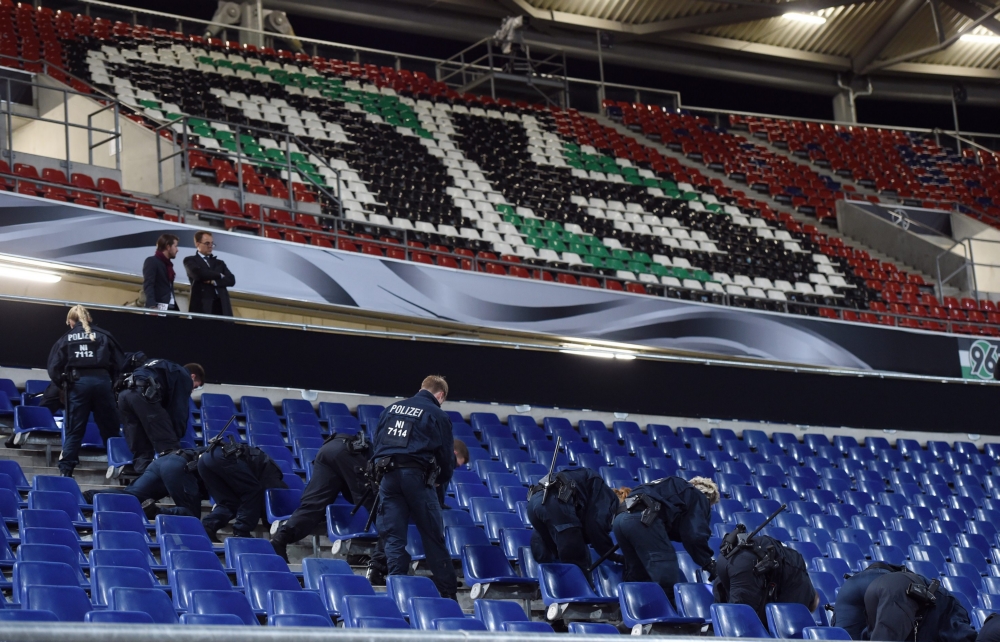 De Duitse politie doorzoekt het stadion na de afgelasting van de interland tussen Duitsland en Nederland (Pro Shots / Witters)
