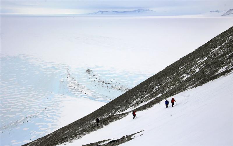 Onderzoekers ontdekken enorm ijsravijn
