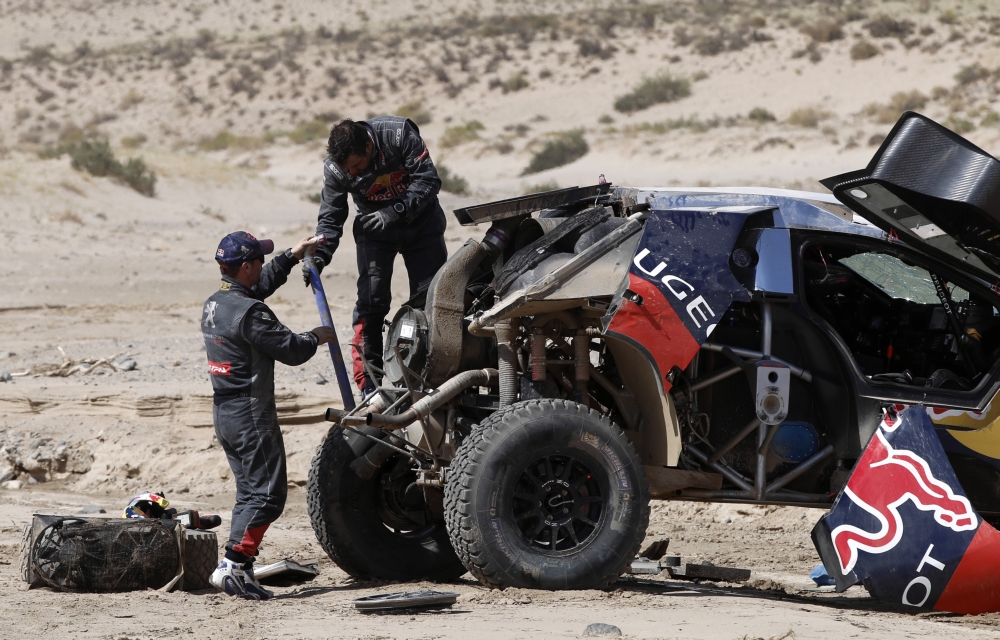 Pech onderweg is een veelvoorkomend onderdeel onderdeel van Dakar zoals hier bij Sebastien Loeb (Pro Shots / Dppi)