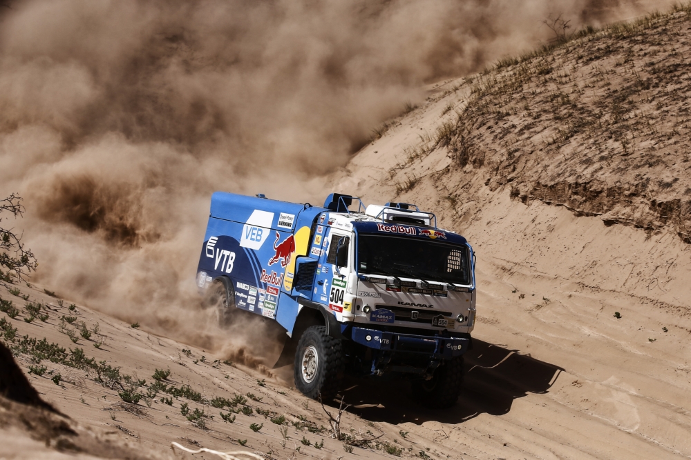 Ook vrachtwagens vechten zich een weg door het zand zoals Andrey Karginov (Pro Shots / Dppi)