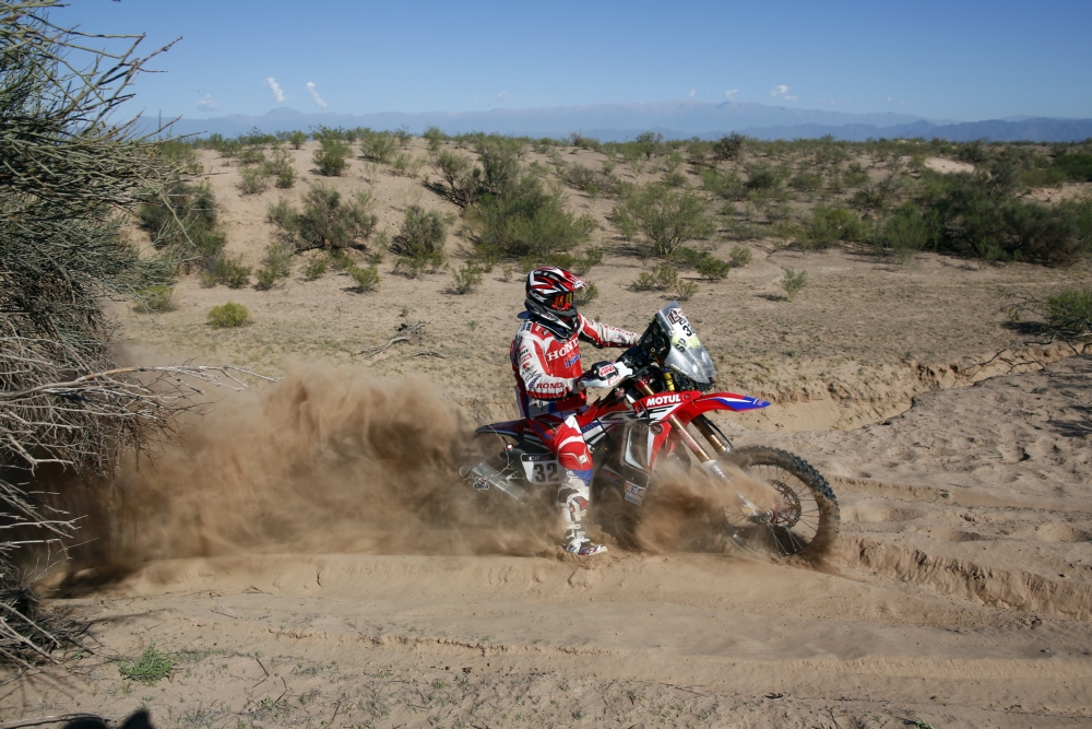 Voor motoren is het soms een gevecht met het zand zoals hier Paolo Ceci (Pro Shots / Dppi)