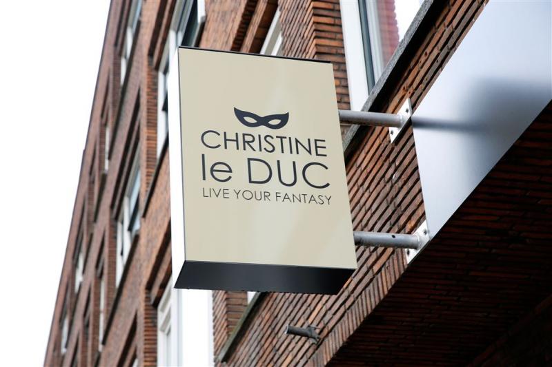 'Christine le Duc kleedt eigen personeel uit'