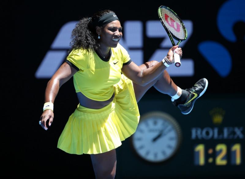 Serena Williams gedraagt zich wat vreemd tijdens de Australian Open zo te zien, waar is ze mee bezig? (Pro Shots/ Zuma Sports Wire)