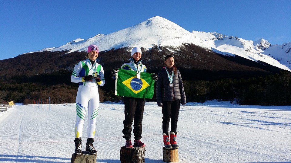 Het is wellicht wat kleinschalig, maar in het uiterste zuiden van de wereld, in Ushuaia (Argentinië), wordt een heus Braziliaans langlaufkampioenschap gehouden. Hier heeft Mirlene 'Mika' Picin gewonnen, Bruna pakte zilver, Gabi was er niet bij (Foto: Ski na Rua)