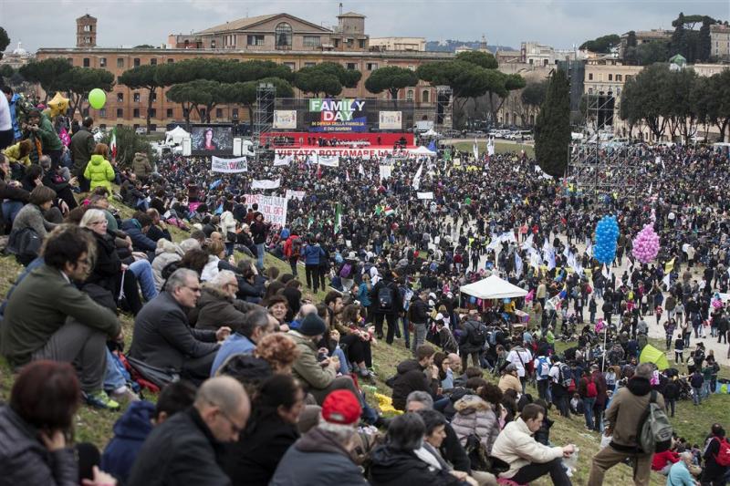 Massaal protest tegen homorechten in Rome