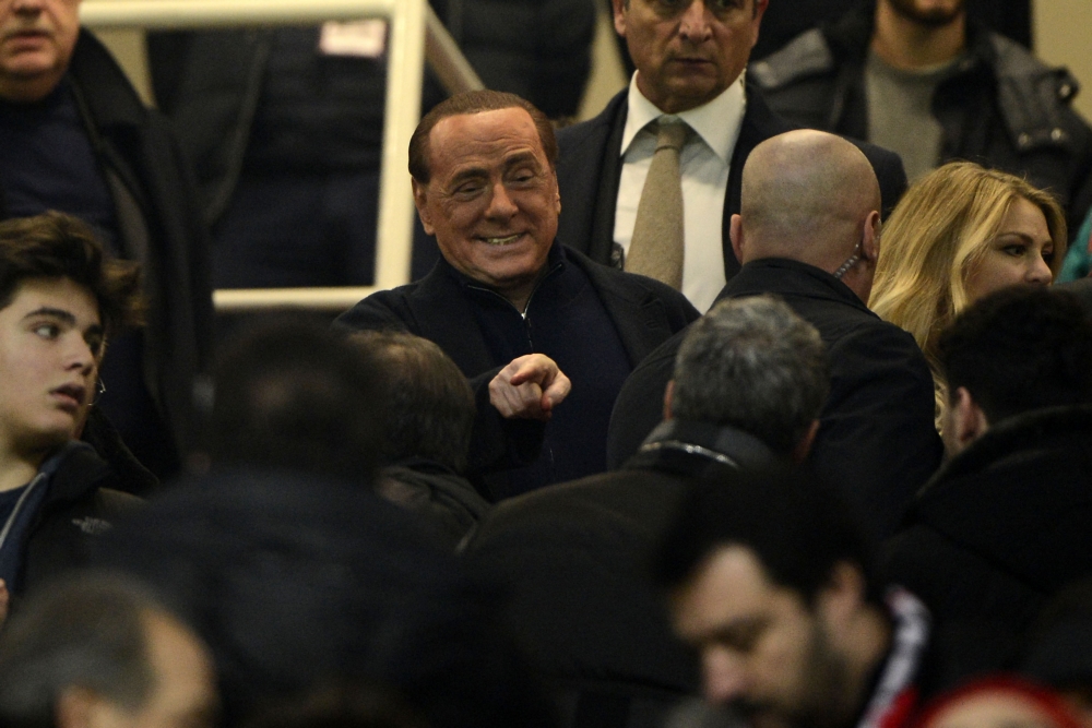 AC Milan-eigenaar Silvio Berlusconi heeft het naar zijn zin tijdens de Milanese derby. Wat zou een goed onderschrift zijn bij deze foto? (Pro Shots / Insidefoto)