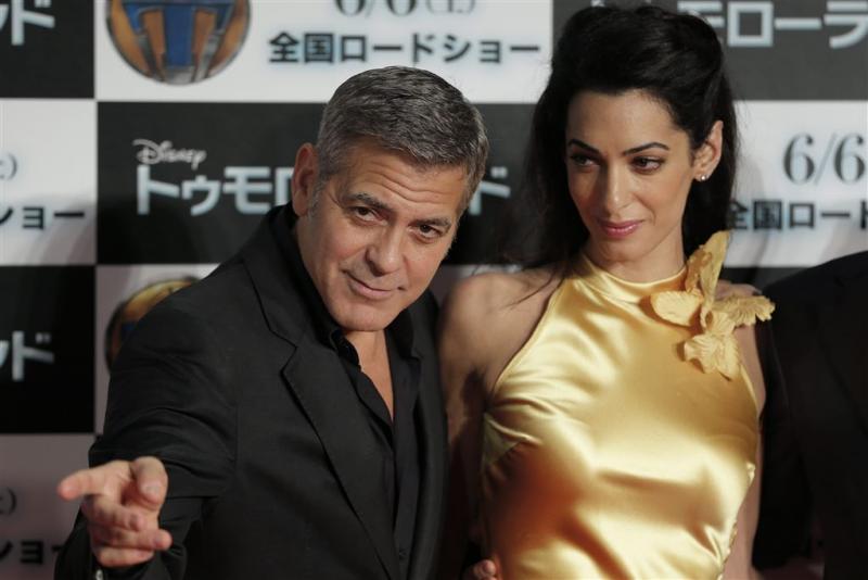 Clooney bijna halfuur op één knie voor Amal