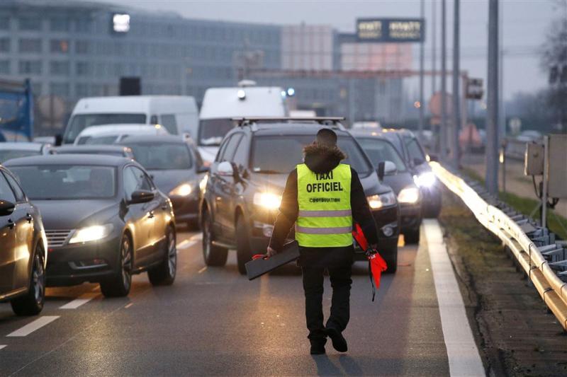 Taxichauffeurs blokkeren weg vliegveld Parijs