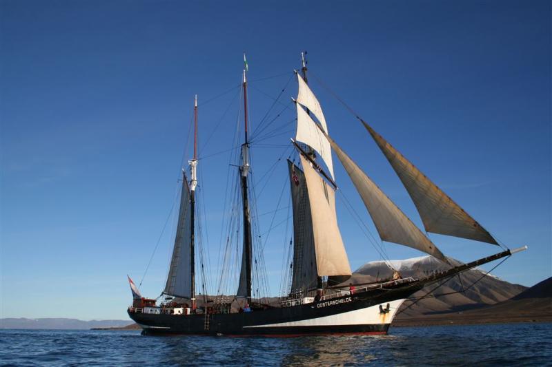 Driemaster Oosterschelde redt solozeiler