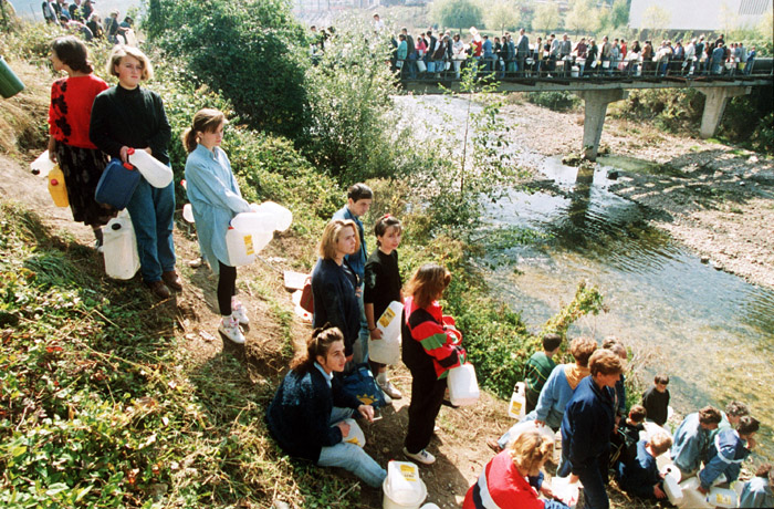 Inwoners Sarajevo in de rij voor water (Foto: Wikimedia)