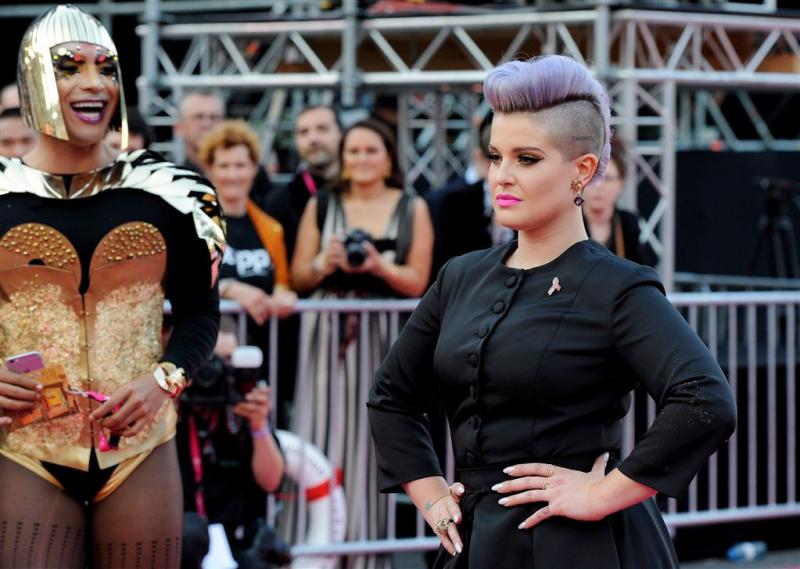 Vleermuis poept op hoofd Kelly Osbourne