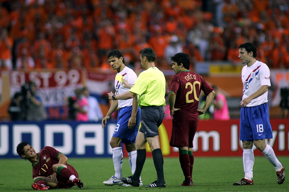 Het bikkelharde duel tussen Boulahrouz en Ronaldo op het EK in 2006 eindigde pijnlijk voor de Portugees (Pro Shots / Stanley Gontha)