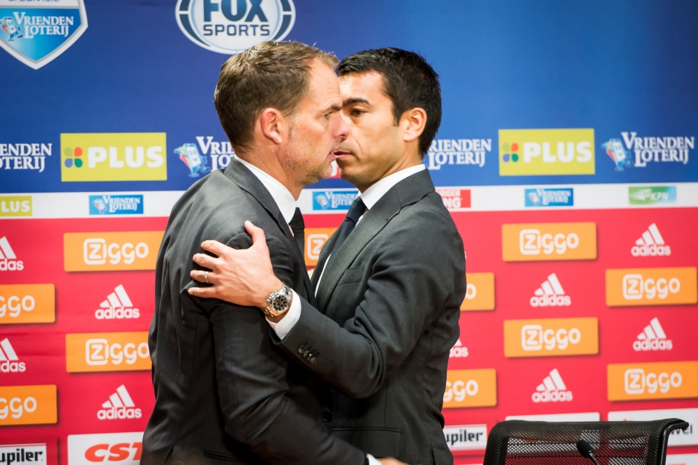 Na de wedstrijd tussen Ajax en Feyenoord troffen we dit romantische tafereel aan, wat is een goed onderschrift bij deze foto? (Pro Shots / Ronald Bonestroo)