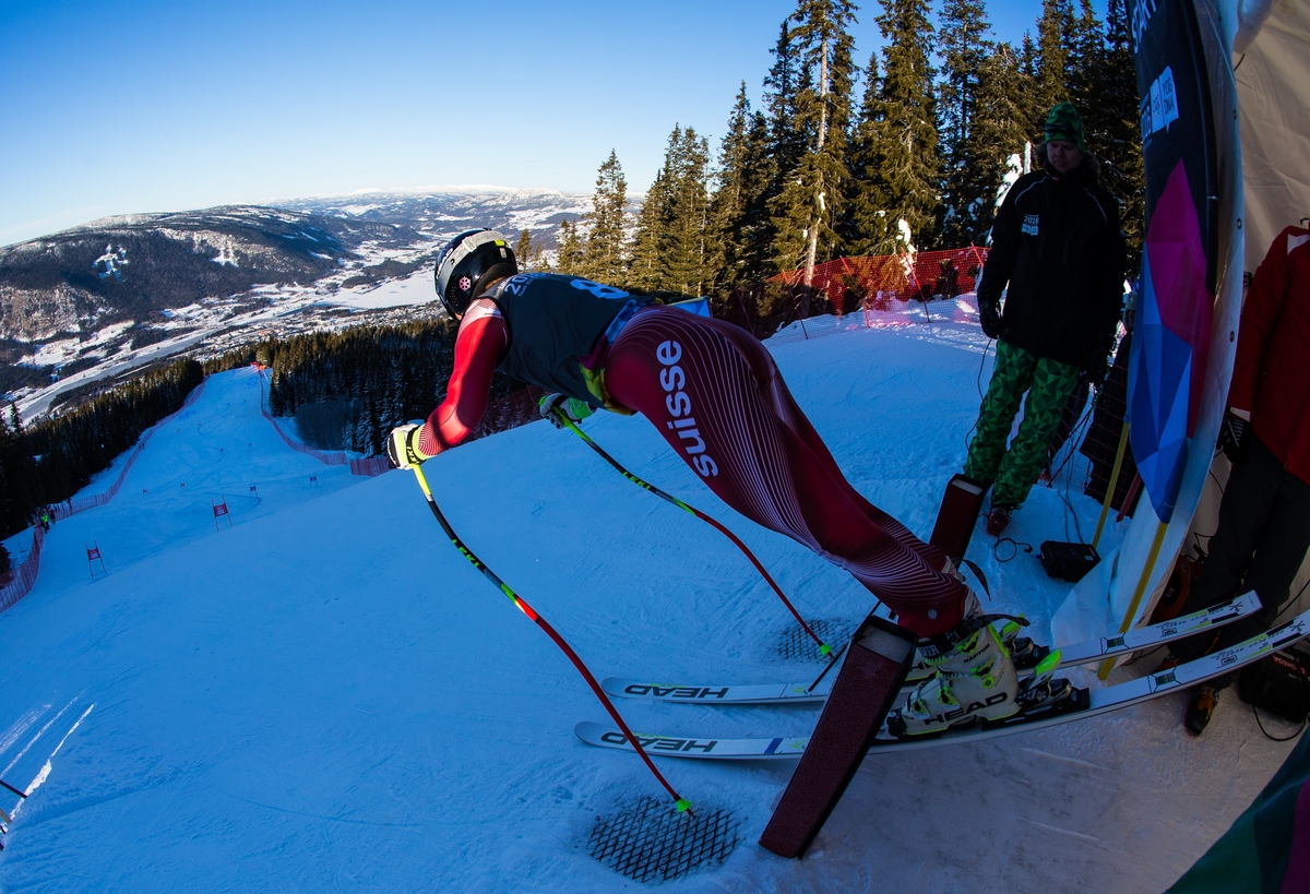 De start van de piste in Hafjell levert schitterende beelden op, zoals hier bij de start van Danioth op de super-G (Foto: YIS/Simon Bruty)