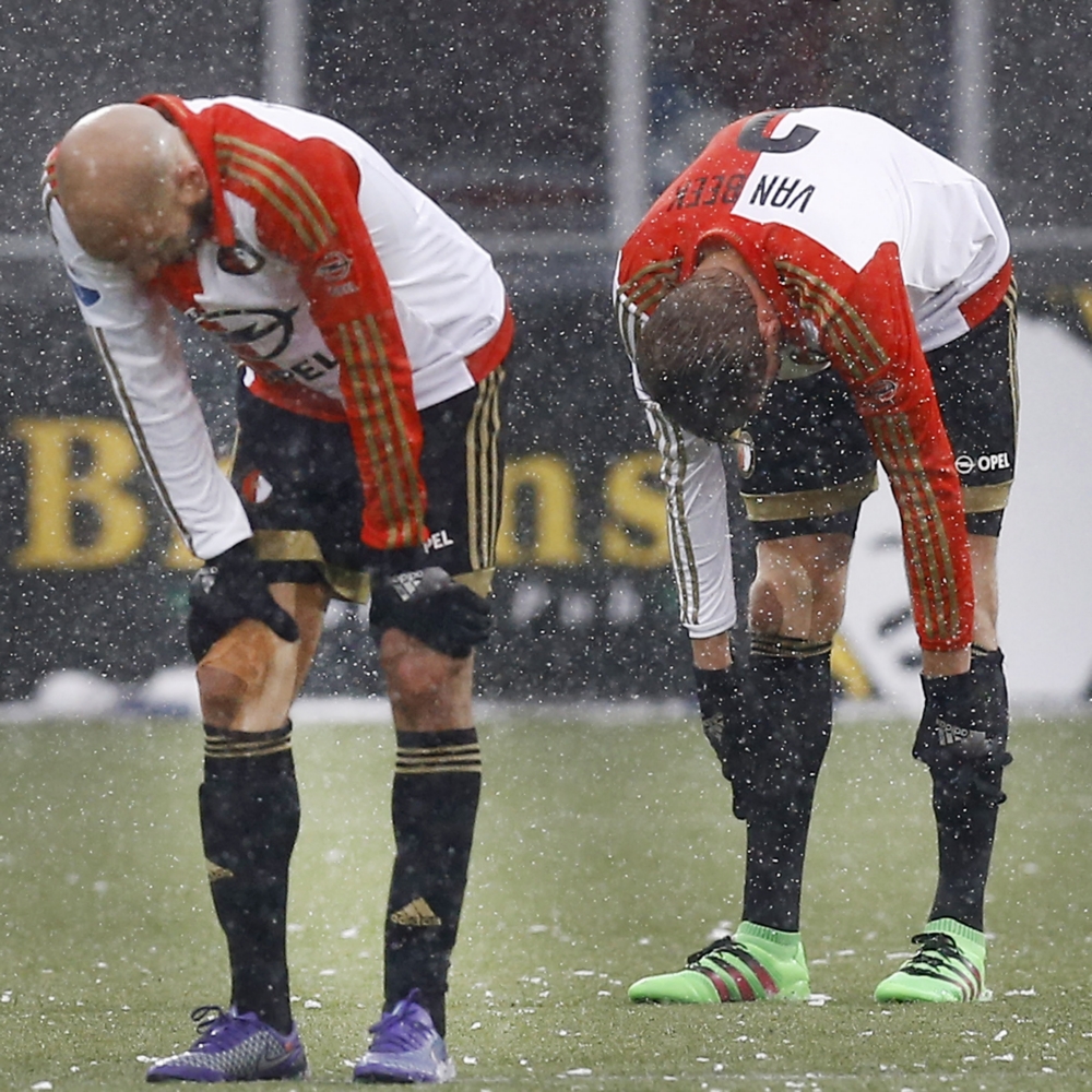 Feyenoord-spelers Karim El Ahmadi en Sven van Beek zien het even niet meer zitten na wederom een verliespartij. Wat zou een goed onderschrift zijn bij deze foto? (Pro Shots / Peter Lous)