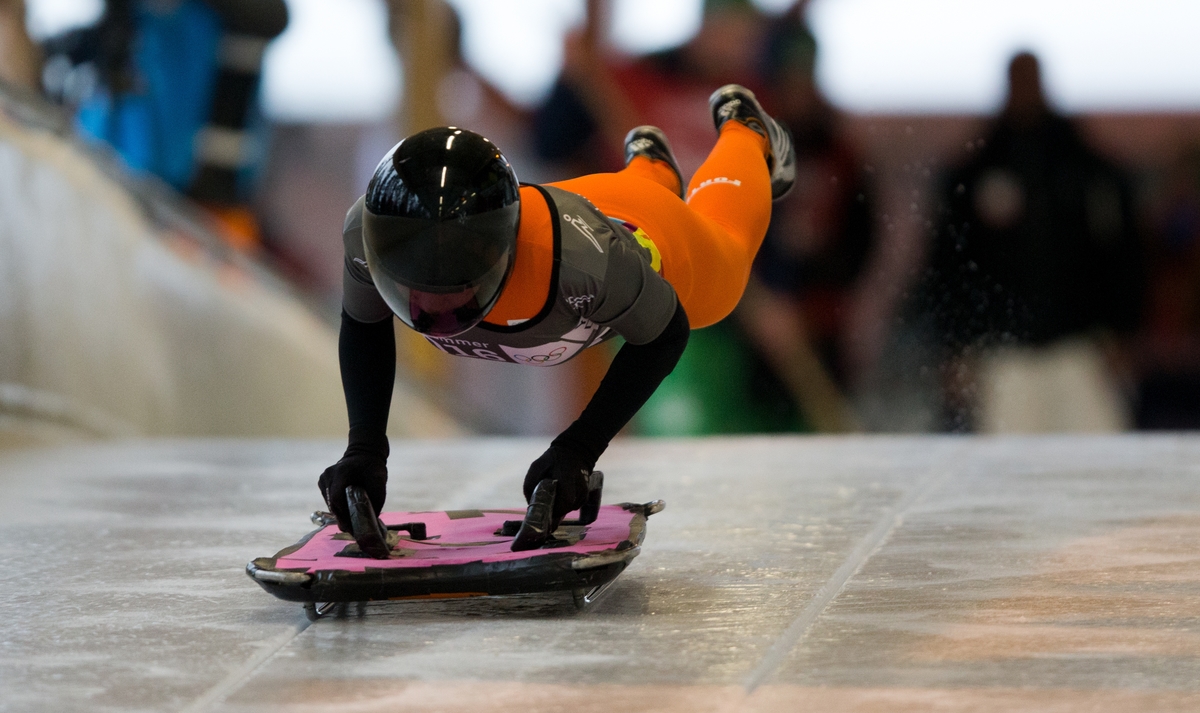 Venneman duikt op haar slee tijdens de Jeugdspelen in Lillehammer (Foto: YIS/Al Tielemans)