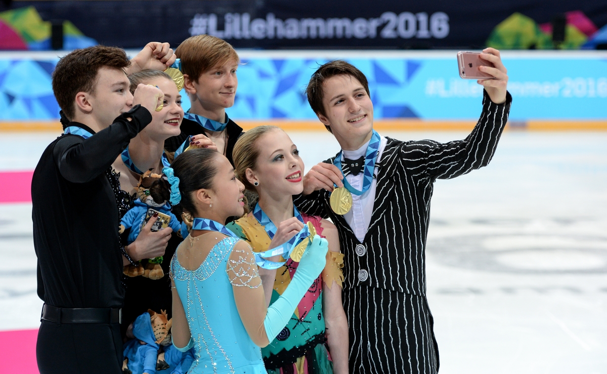 Ook op de Jeugdspelen hoort een selfie erbij voor het winnende Russisch/Amerikaans/Chinese team (Foto: YIS/Thomas Lovelock)