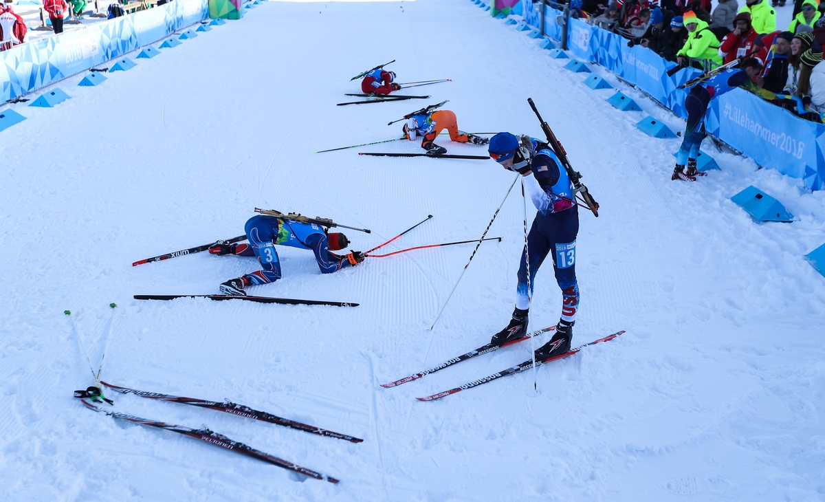 Hét biatlonbeeld: atleten die compleet uitgepierd in de sneeuw liggen (Foto: YIS/Simon Bruty)