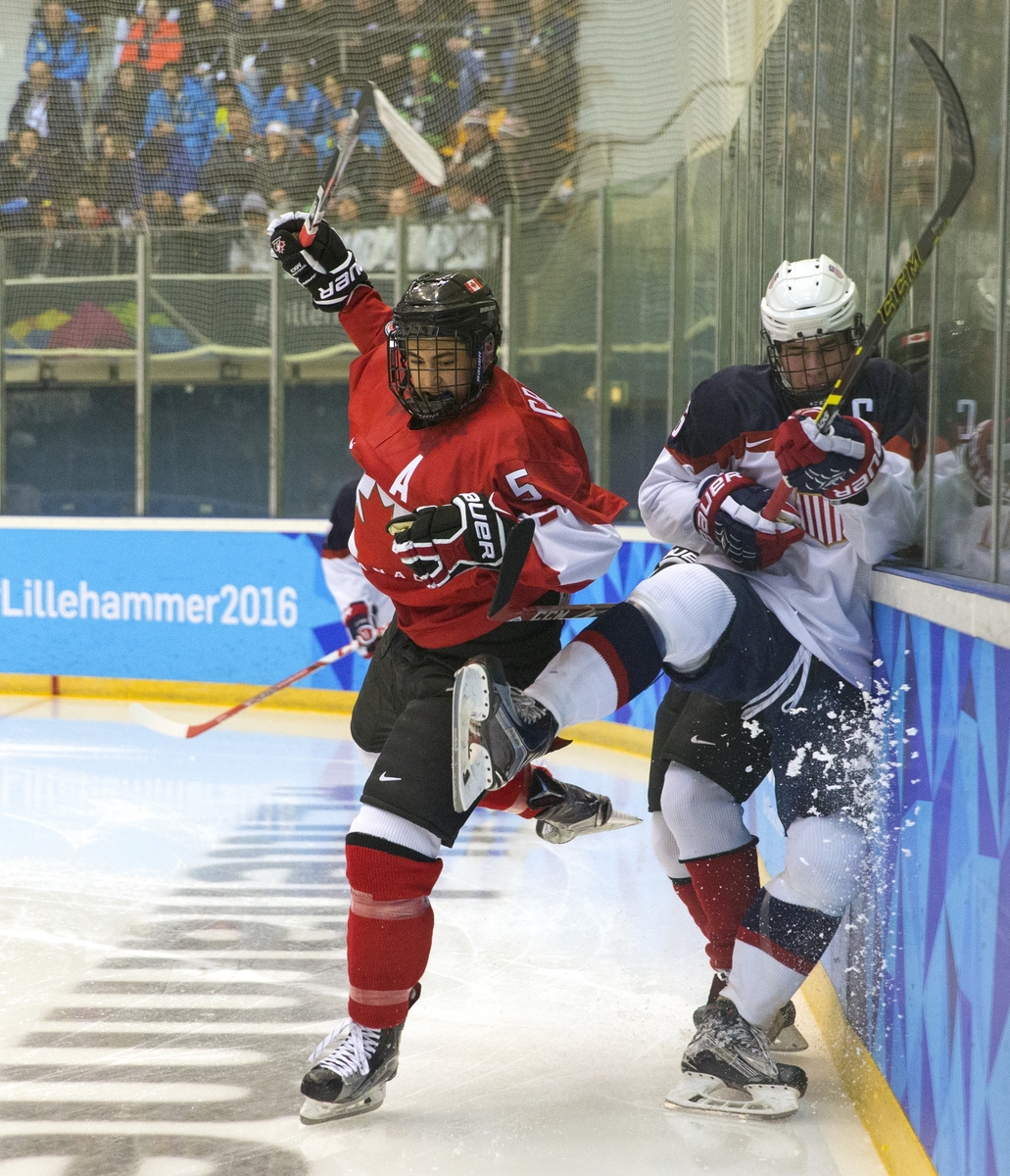 Een pittig duel tussen de Canadees Benoit-Olivier Groulx en de Amerikaan Mattias Samuelsson (Foto: YIS/Al Tielemans)