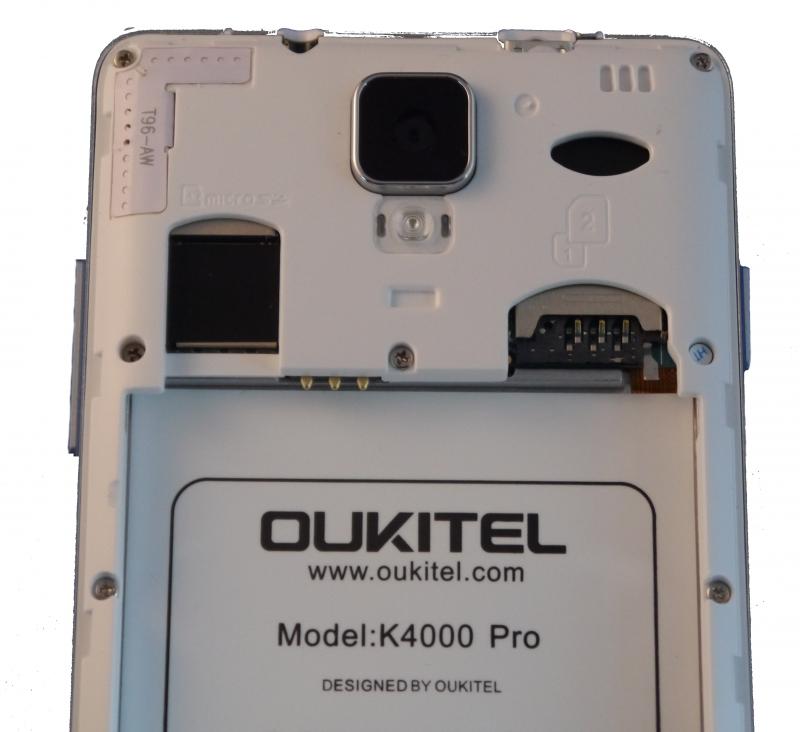 Oukitel K4000 pro simkaartslot (Foto: RobertNL)