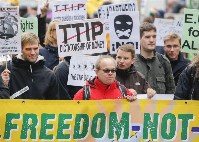 Greenpeace verstoort TTIP-vergadering Brussel