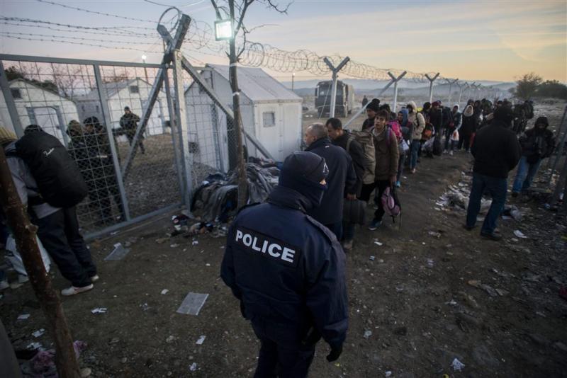 Griekse politie ontruimt spoor bij grens
