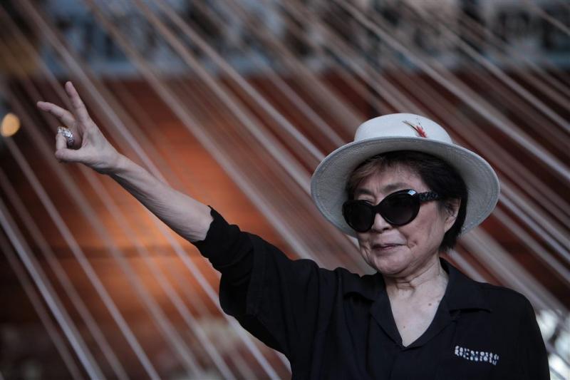 Yoko Ono in ziekenhuis met griepsymptomen