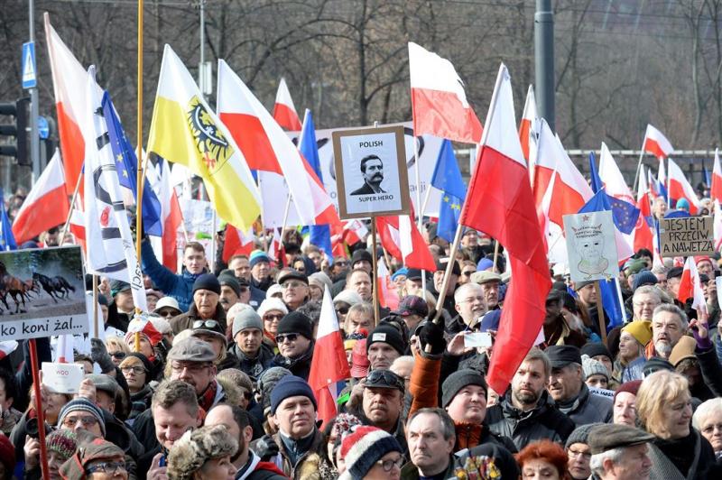 Polen de straat op tegen regering