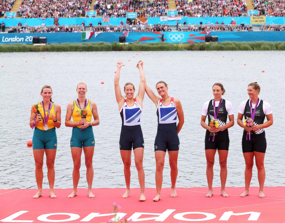 Hornsey (links) en Tate (2e van links) met hun zilveren olympische medailles in Londen (PROSHOTS/Action Images)