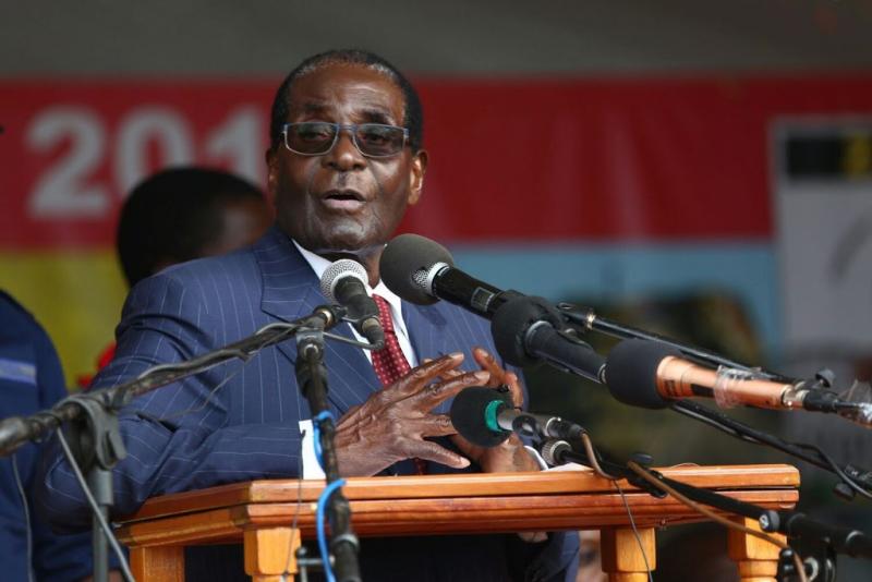 Mugabe toont vuist na vraag over pensioen