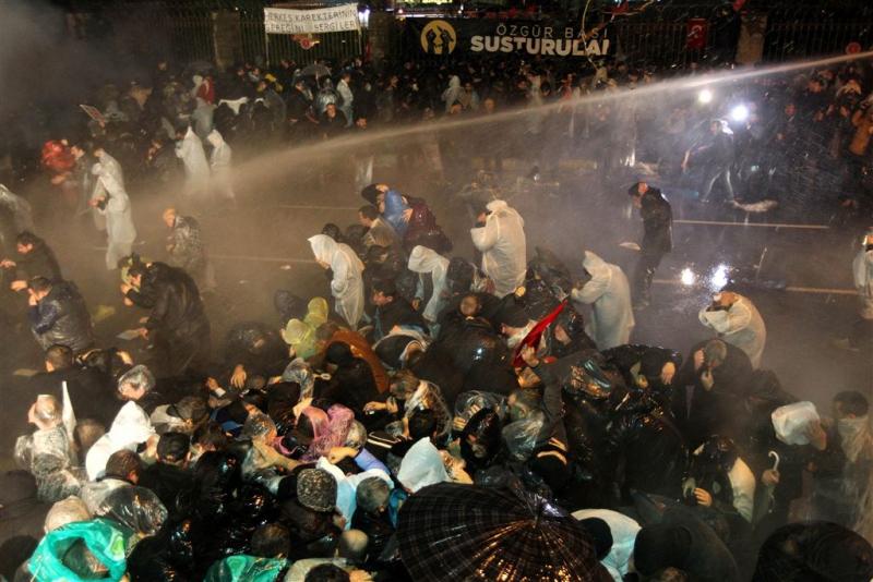 Politie en betogers botsen bij Turkse krant