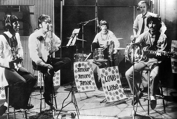 George Martin en The Beatles tijdens de opnames van All You Need Is Love