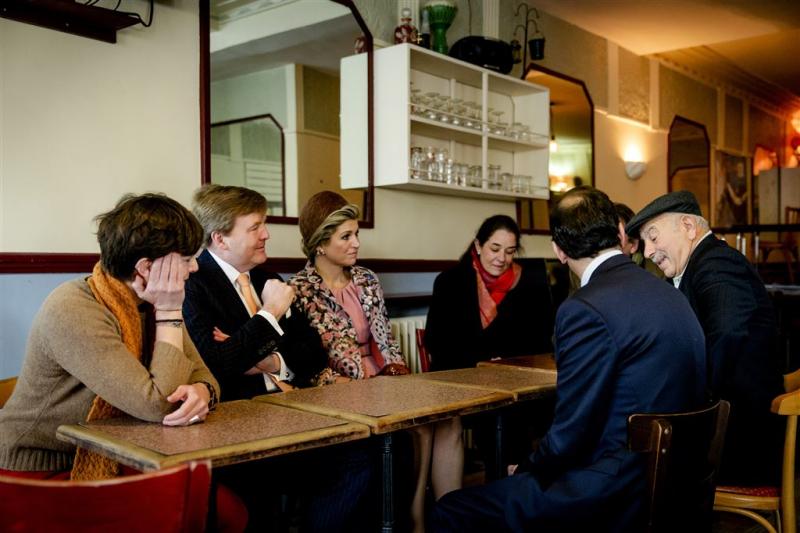 Koning bezoekt café aanslagen Parijs