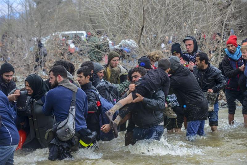Drommen migranten omzeilen grenshek Macedonië