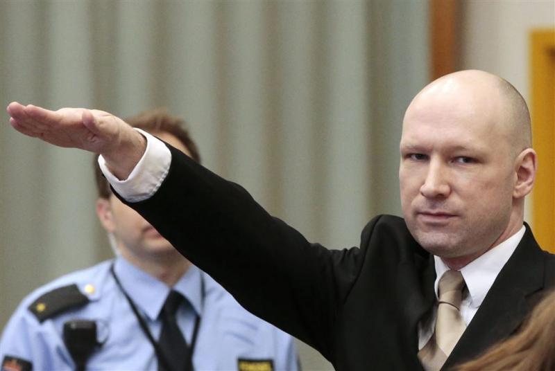 Breivik brengt Hitlergroet in rechtszaal