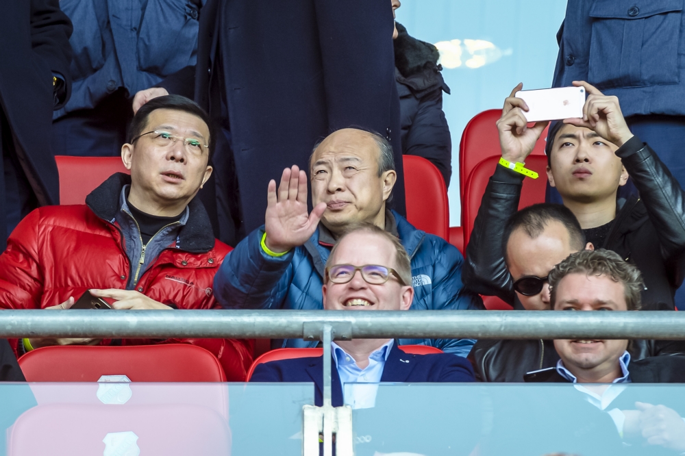ADO Den Haag-eigenaar Hui Wang volgt de wedstrijd tussen zijn club en FC Utrecht op de tribune, wat zou een goed onderschrift zijn bij deze foto? (Pro Shots / Jan Kok)
