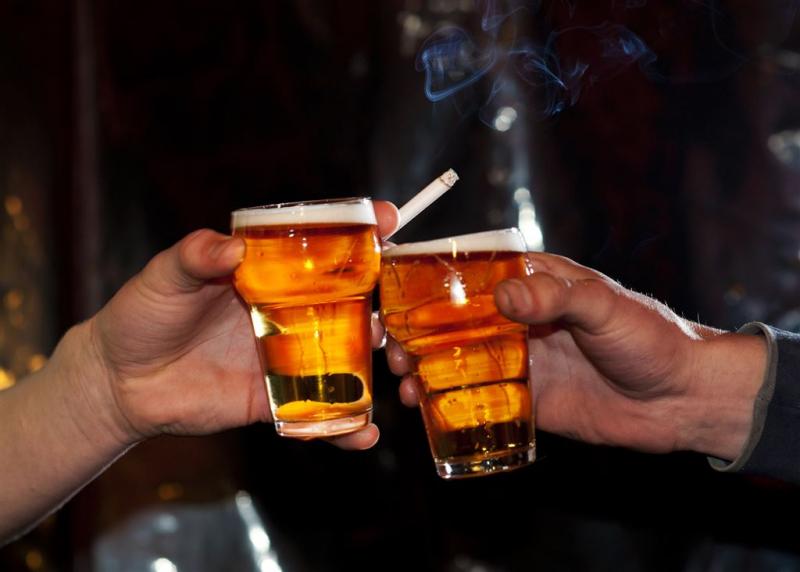 Jongeren drinken en roken weer minder
