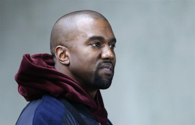 Kanye West krijgt lift van paparazzi