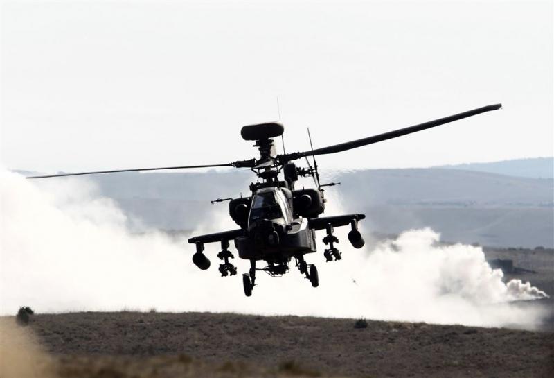 Apache maakt voorzorgslanding in weiland
