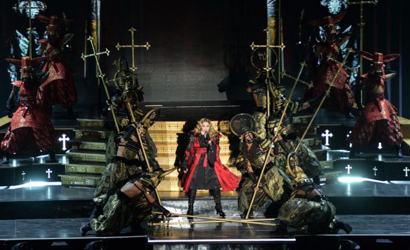 Madonna toont borst van concertbezoekster