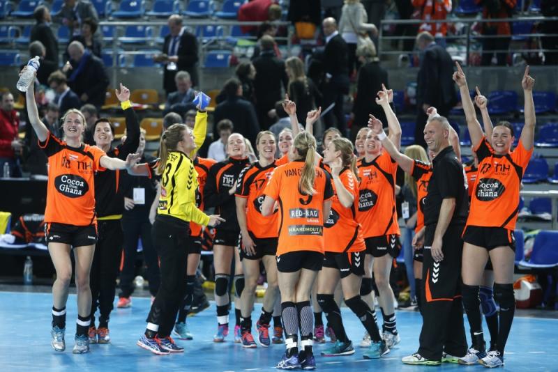 Oranjevrouwen vieren de overwinning op Frankrijk (Pro Shots/Henk Jan Dijks)