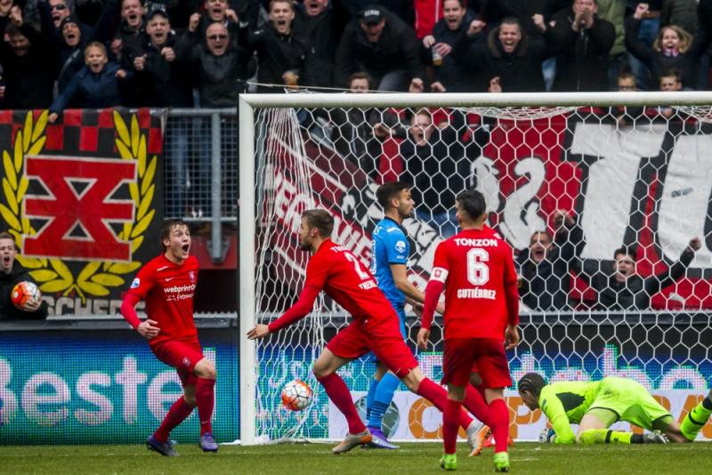 Stefan Thesker (midden) was de grote man bij Twente met twee goals (Pro Shots/Ed van de Pol)