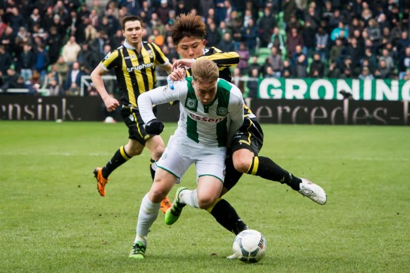 Vitessespeler Kosuke Ota in duel met Simon Tibbling (FC Groningen)