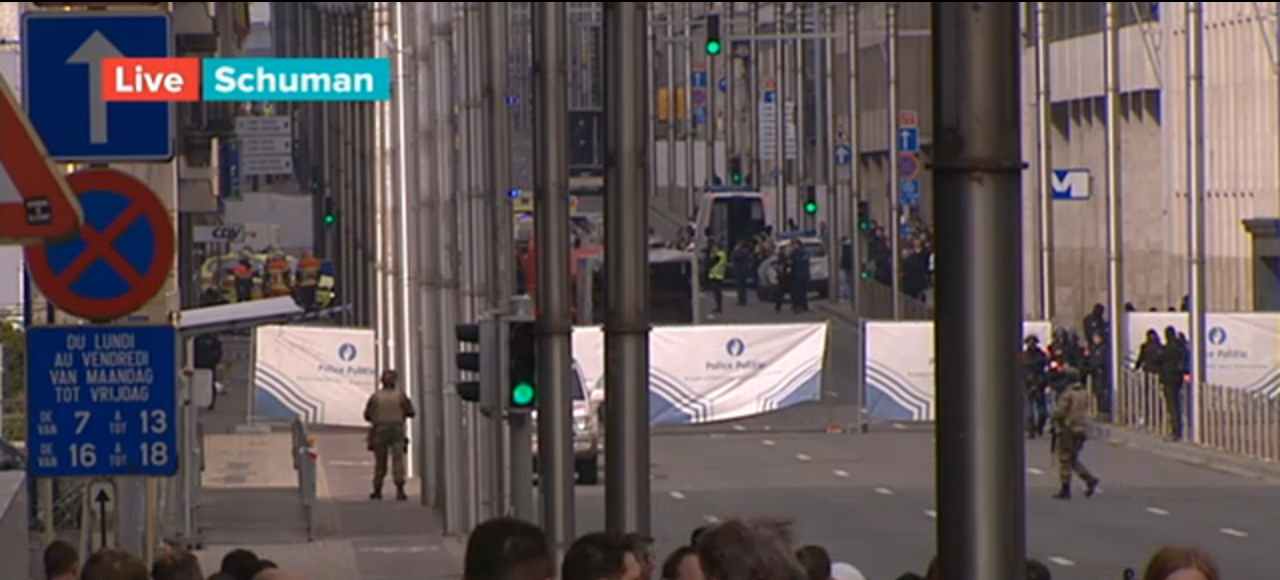 De situatie bij metrostation Schuman, waar mensen naar boven zijn gekomen die vermoedelijk in de buurt van de explosie bij station Maalbeek waren (Screenshot Eén)