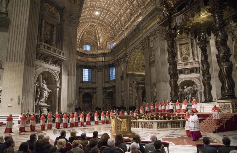Paus legt kruisweg af in Rome