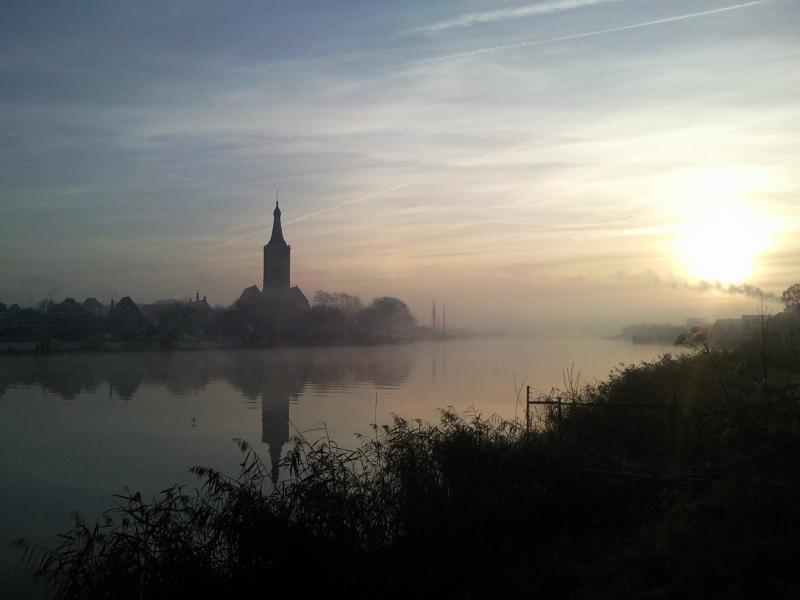 Kerkje in de mist (Foto: Charged)
