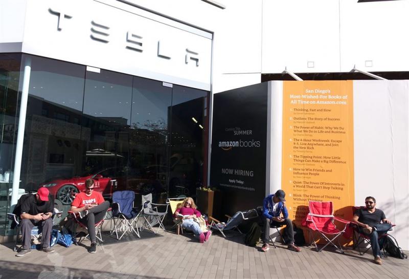 Australiër 48 uur in rij voor Tesla Model 3