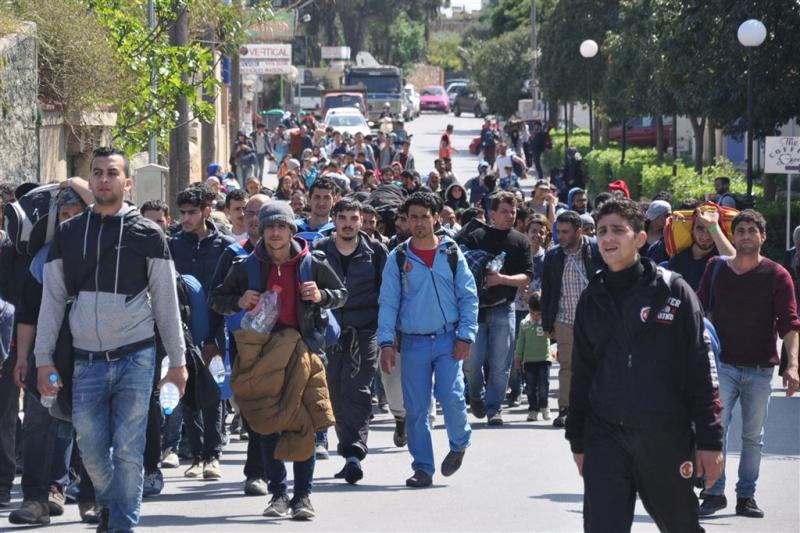 Migranten lopen weg uit Grieks opvangkamp